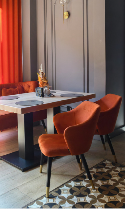 Scaune, scaune ergonomice, birouri reglabile, mobilier personalizat